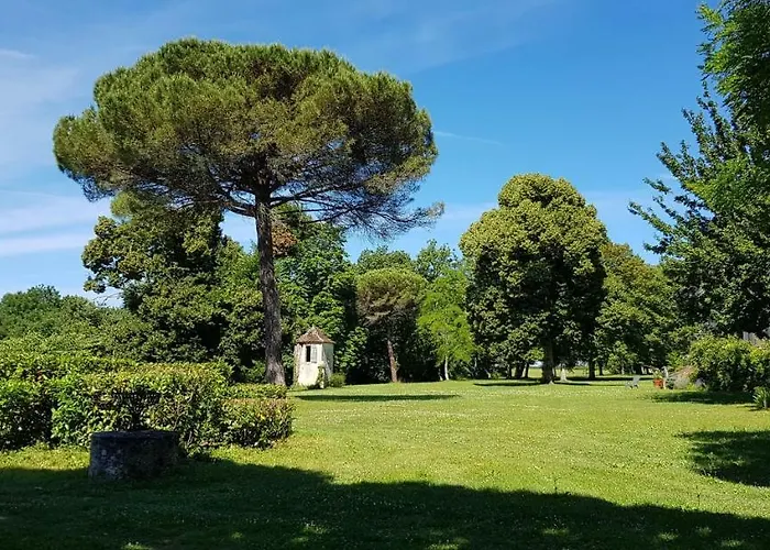 Chateau Le Tour - D'hotes 3* Faux (Dordogne)